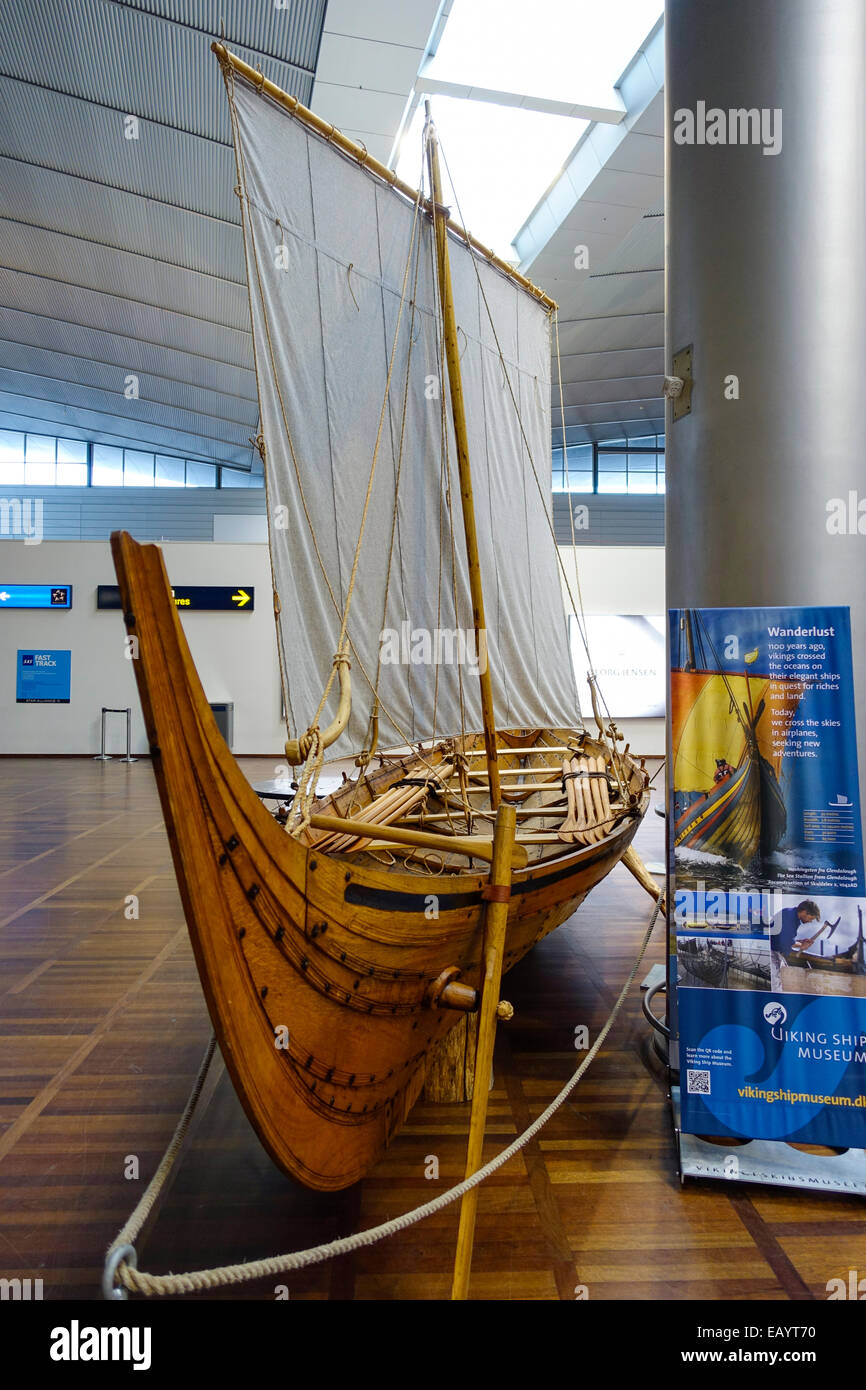 Réplique d'un bateau viking dans l'aéroport de Copenhague, Danemark, Europe Banque D'Images