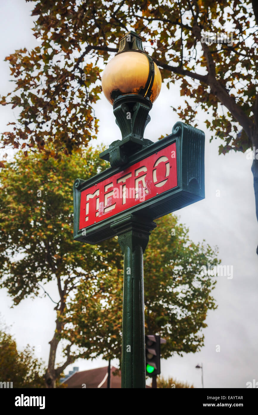 Un pôle avec metro sign in Paris, France Banque D'Images