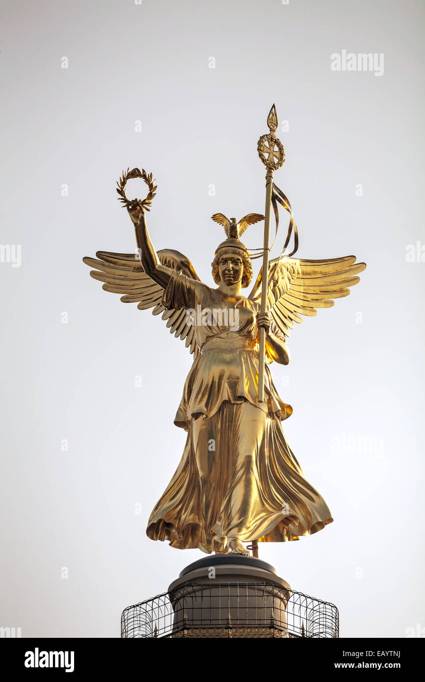 Statue de Victoria sur le dessus de la colonne de la victoire à Berlin, Allemagne Banque D'Images