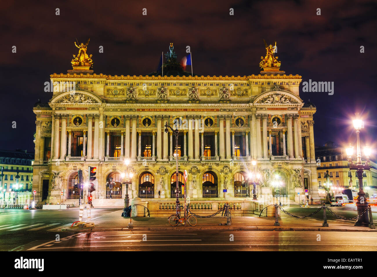 Le Palais Garnier (Opéra national) à Paris, France dans la nuit Banque D'Images
