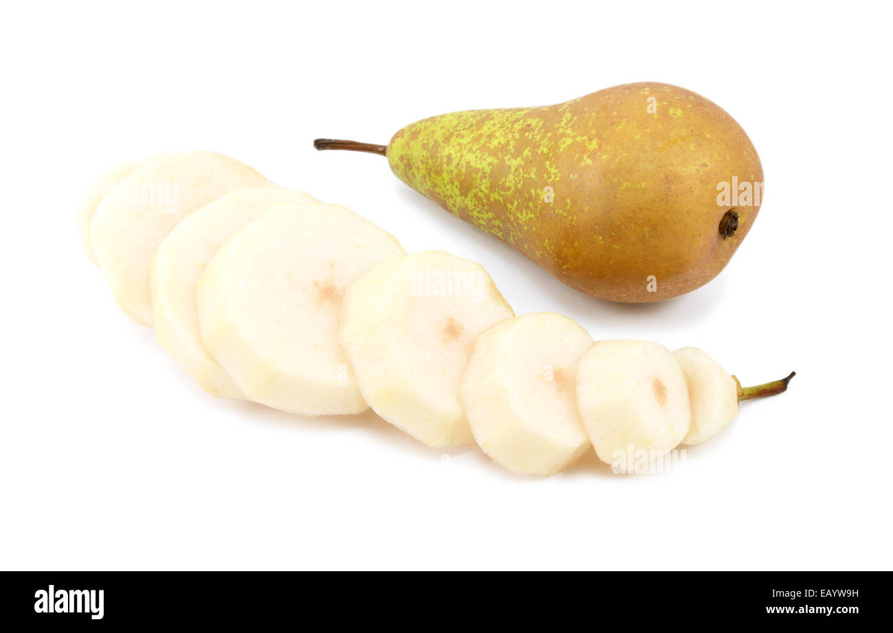 Deux poires Conférence - un ensemble, l'autre pelées et tranchées - isolé sur fond blanc Banque D'Images