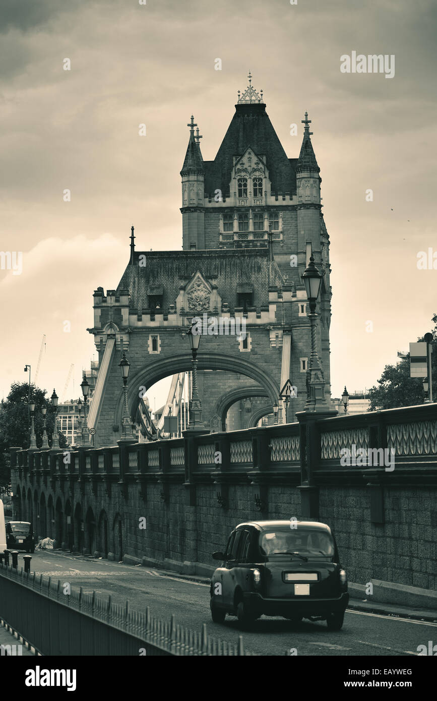 Tower Bridge libre avec taxi vintage à Londres. Banque D'Images