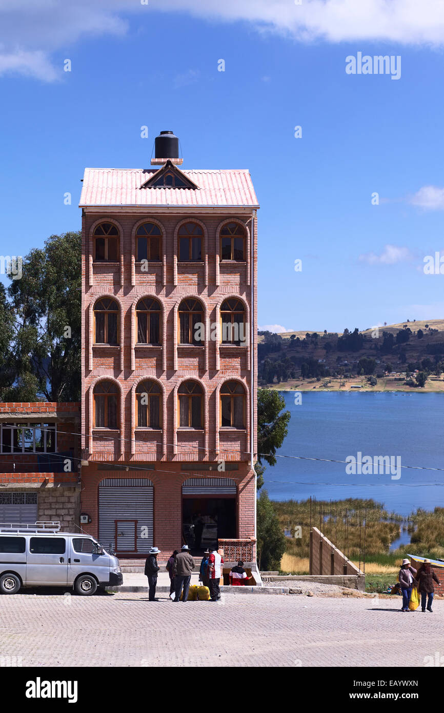 Haut édifice dans la petite ville frontalière de Kasani en Bolivie sur la rive du lac Titicaca Banque D'Images
