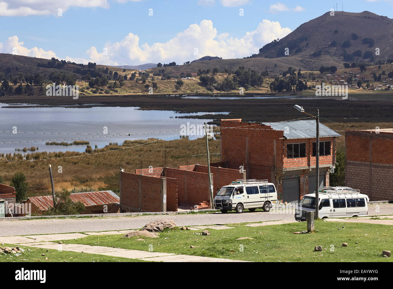 Paysage rural sur les rives du lac Titicaca, dans la petite ville frontalière de Kasani en Bolivie Banque D'Images