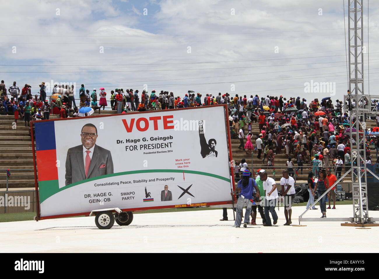 Windhoek, Namibie. 22 Nov, 2014. La décision de la Namibie Swapo détient un rassemblement au stade Sam Nujoma à Windhoek, capitale de Namibie, le 22 novembre 2014. Neuf candidats à la présidence et 16 parties seront en compétition dans la cinquième élection présidentielle et des élections à l'Assemblée nationale depuis son indépendance. Plus de 1,2 millions d'électeurs namibiens se rendront aux urnes le 28 novembre pour décider de leur prochain président et membres de l'Assemblée nationale. © Gao Lei/Xinhua/Alamy Live News Banque D'Images