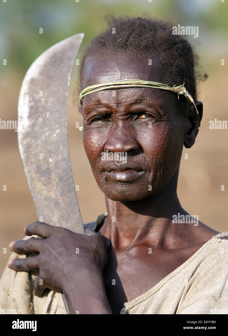 Portrait d'une femme avec des marques sur la peau de la tribu Nuer en Ethiopie, Afrique Banque D'Images