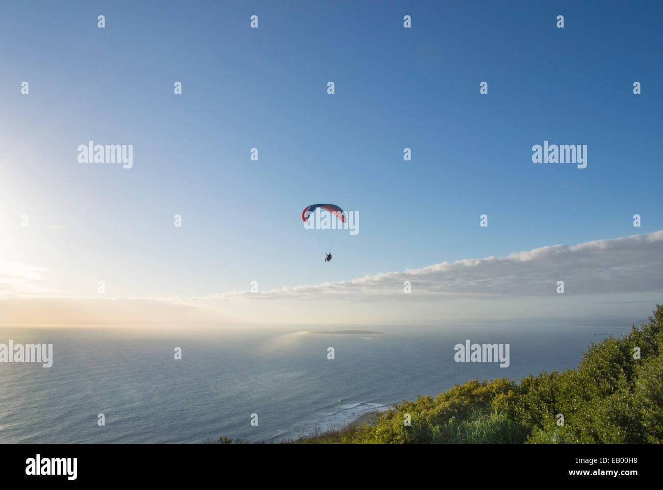 Un parapentiste décolle de Signal Hill à Cape Town, Afrique du Sud donnant sur l'océan Atlantique. Signal Hill, qui relie K Banque D'Images