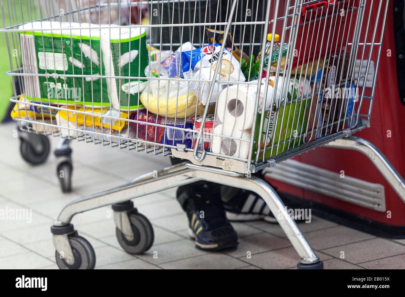 Chariot de supermarché, articles en panier, Prague, République tchèque Europe Banque D'Images