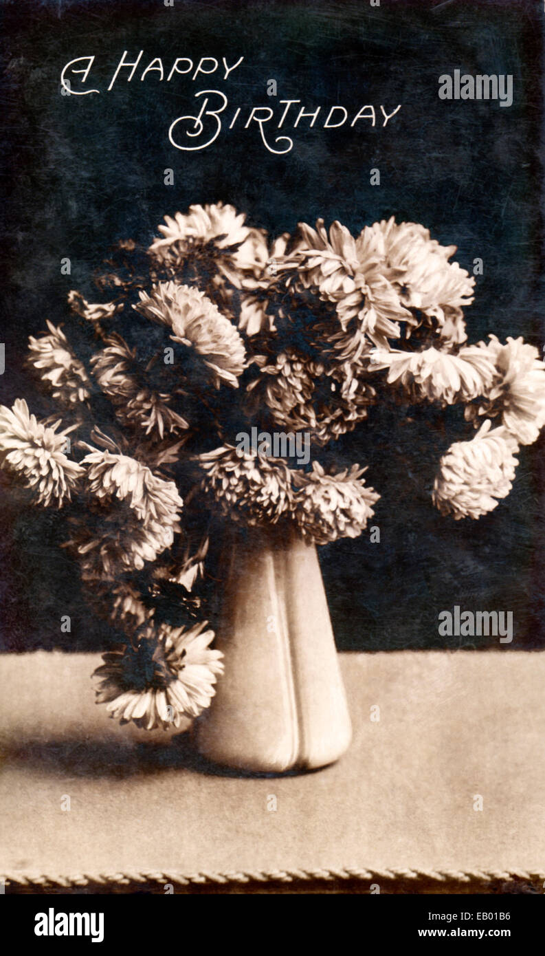 Une carte postale d'anniversaire vintage 1906 montrant un vase de fleurs. Banque D'Images