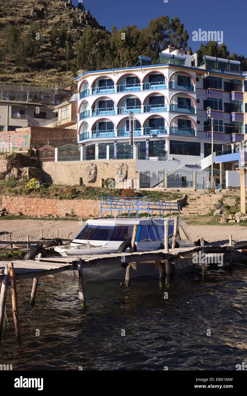 Bateau à moteur à la jetée de l'hôtel Lago Azul (bleu) derrière l'Hôtel du Lac sur les rives du lac Titicaca, à Copacabana, Bolivua Banque D'Images