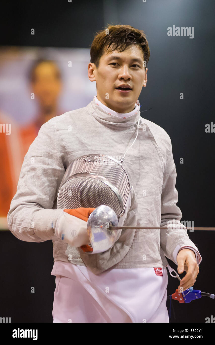 Budapest. 22 Nov, 2014. Gu Bongil de Corée du Sud réagit après la finale au Gerevich-Kovacs-Karpati hommes Coupe du Monde de sabre féminin à Budapest, Hongrie le 22 novembre, 2014. Bongil Gu a triomphé avec un score de 15-11, défaisant Aron Szilagyi de Hongrie. © Attila Volgyi/Xinhua/Alamy Live News Banque D'Images