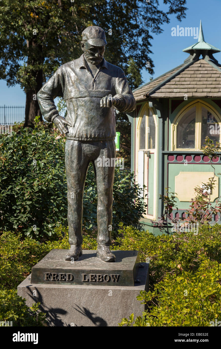 Une statue de Fred Lebow, le fondateur du marathon de New York, est située près de la porte des ingénieurs de Central Park, New York, États-Unis Banque D'Images