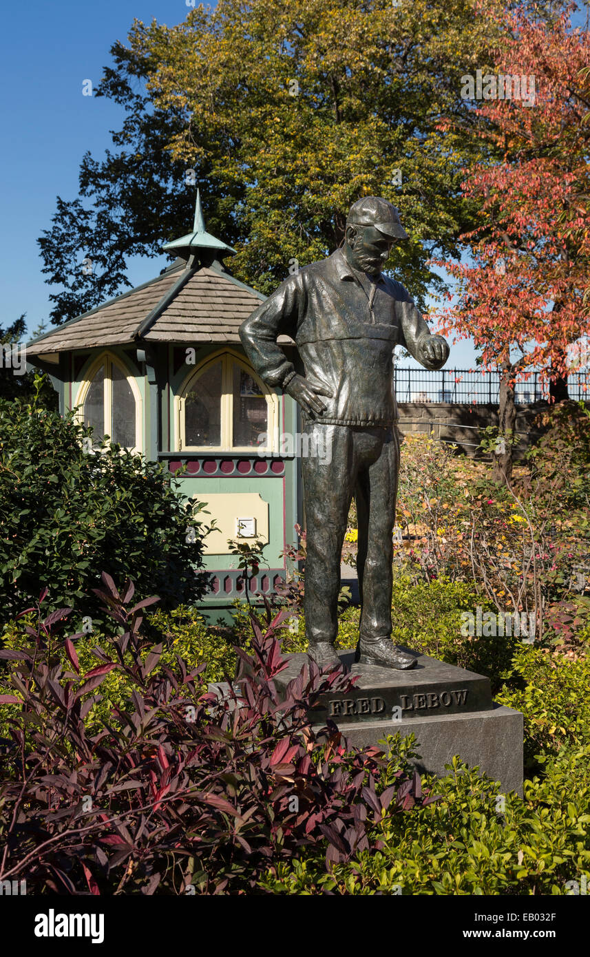 Une statue de Fred Lebow, le fondateur du marathon de New York, est située près de la porte des ingénieurs de Central Park, New York, États-Unis Banque D'Images