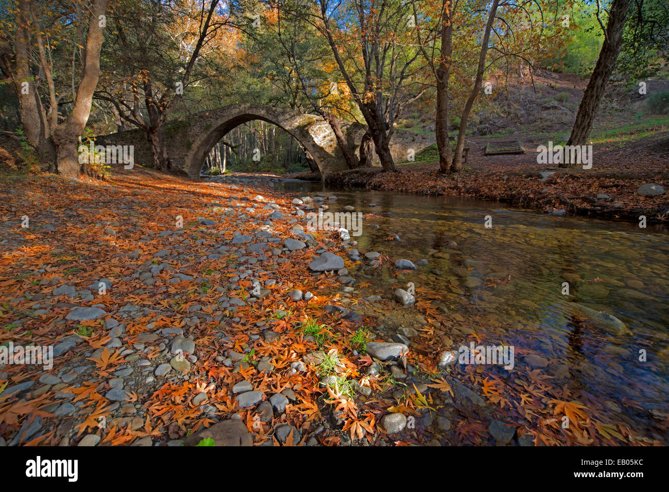 L'Kelefos Pont vénitien aux couleurs de l'automne dans les montagnes Troodos de Chypre Banque D'Images