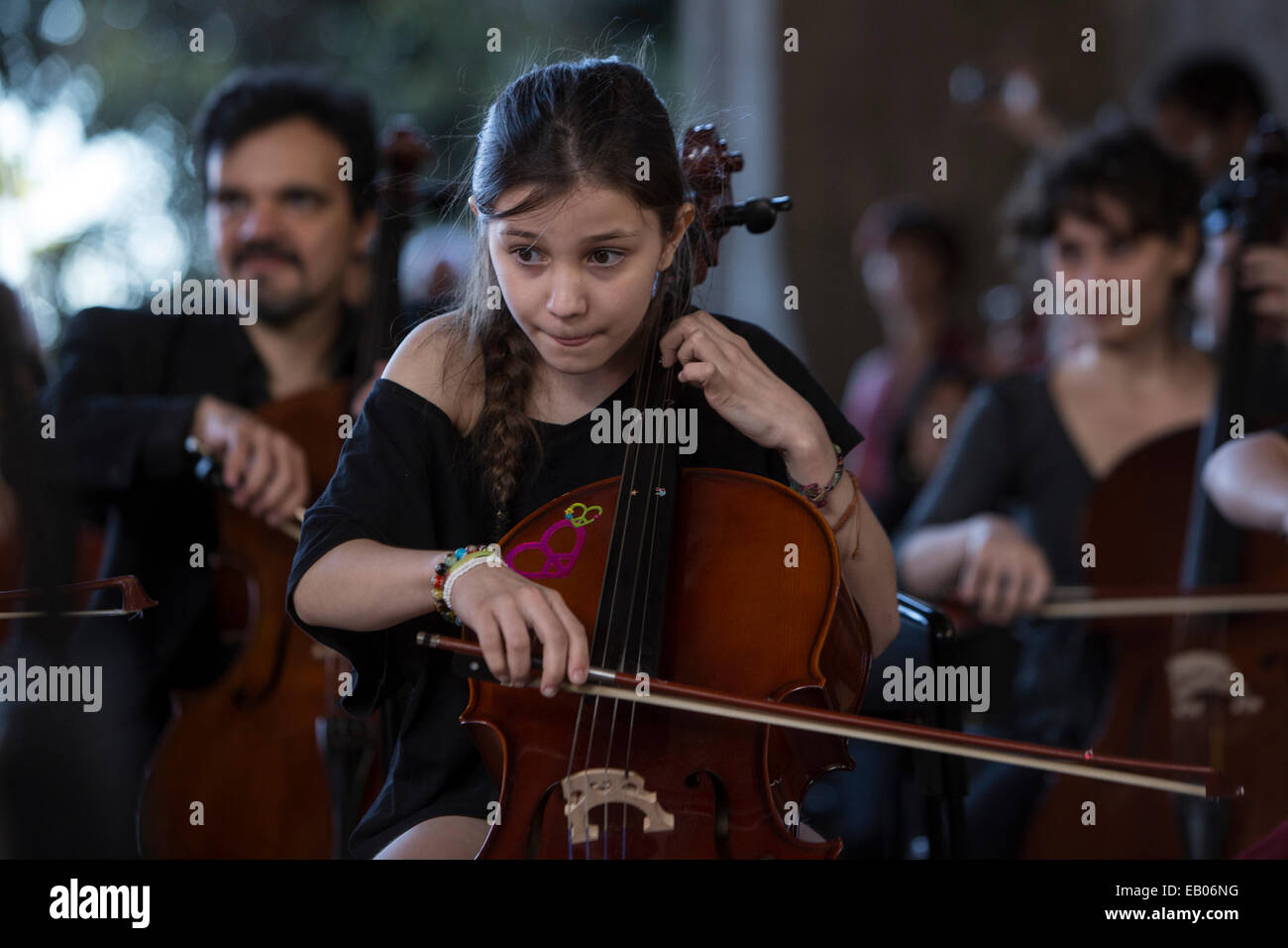 Buenos Aires, Argentine. 22 Nov, 2014. Les violoncellistes jouer une mélodie improvisée, réalisé par le violoncelliste Claudio Pena, au cours de l'ensemble des violoncelles '100', dans le contexte de la célébration de la "Journée de la Music', sur le parvis de la Bibliothèque nationale, à Buenos Aires, capitale de l'Argentine, le 22 novembre, 2014. Mart ©¨ªN Zabala/Xinhua/Alamy Live News Banque D'Images