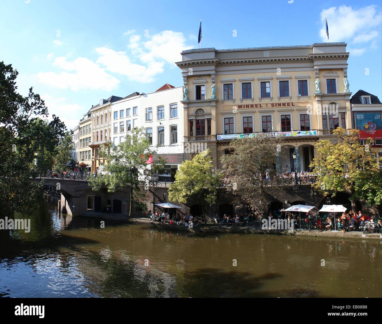 Les étudiants de prendre un verre à Winkel van Sinkel, terrasse sur la vieille ville médiévale de quais le long du canal Oudegracht. centre-ville d'Utrecht, Pays-Bas Banque D'Images