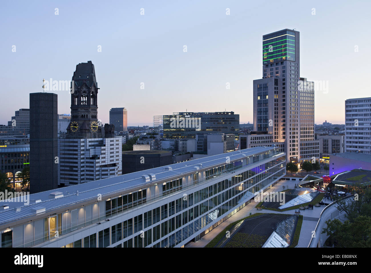 Le 25hours Hotel est le lieu de nouvelles de Berlin-Est. Avec son 10e étage restaurant israélien Neni et le Monkey Bar adjacent offre des vues à couper le souffle de l'ouest de Berlin et le zoo, c'est devenu un aimant pour les célébrités. En vedette : Monkey Bar Où : Ber Banque D'Images