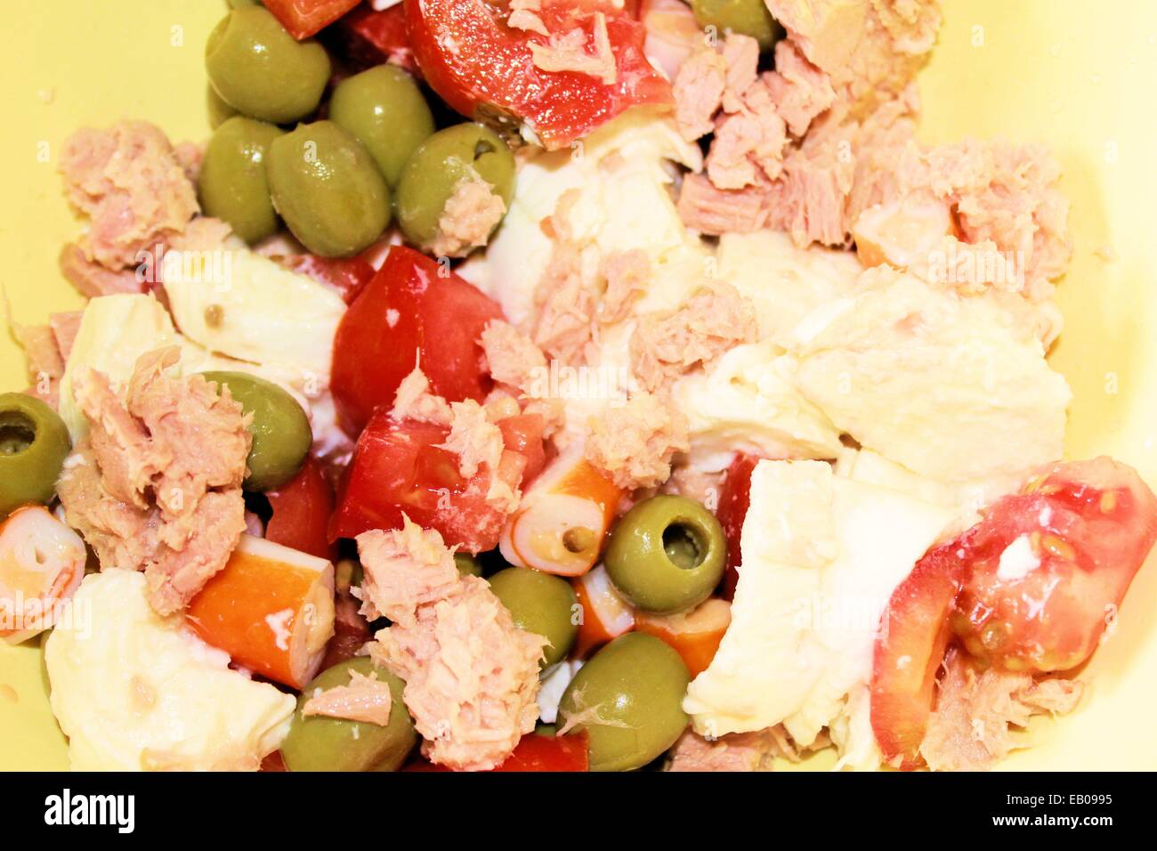 Salade Mixte avec poisson, fromage, olives vertes, tomate Banque D'Images