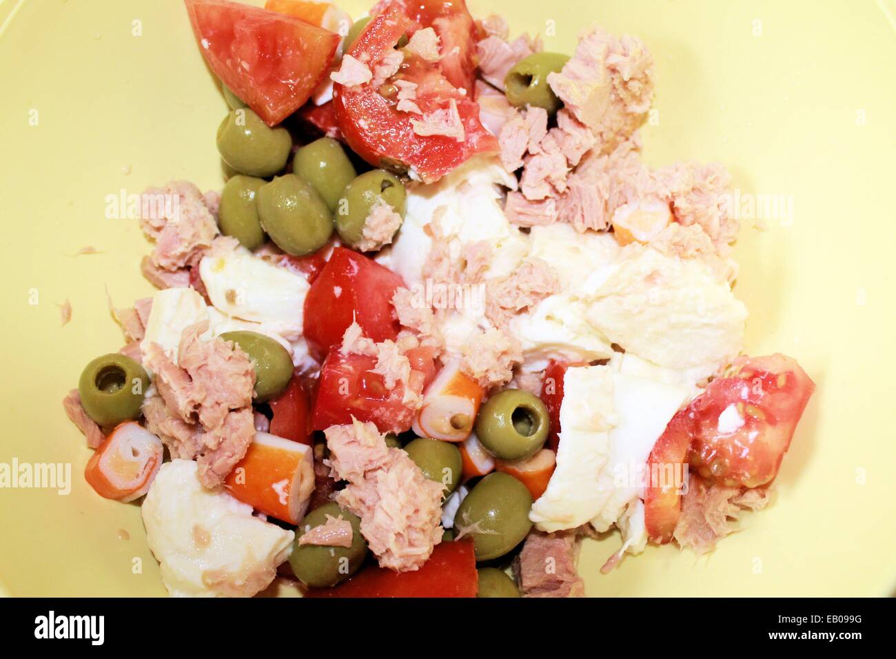 Salade Mixte avec poisson, fromage, olives vertes, tomate Banque D'Images