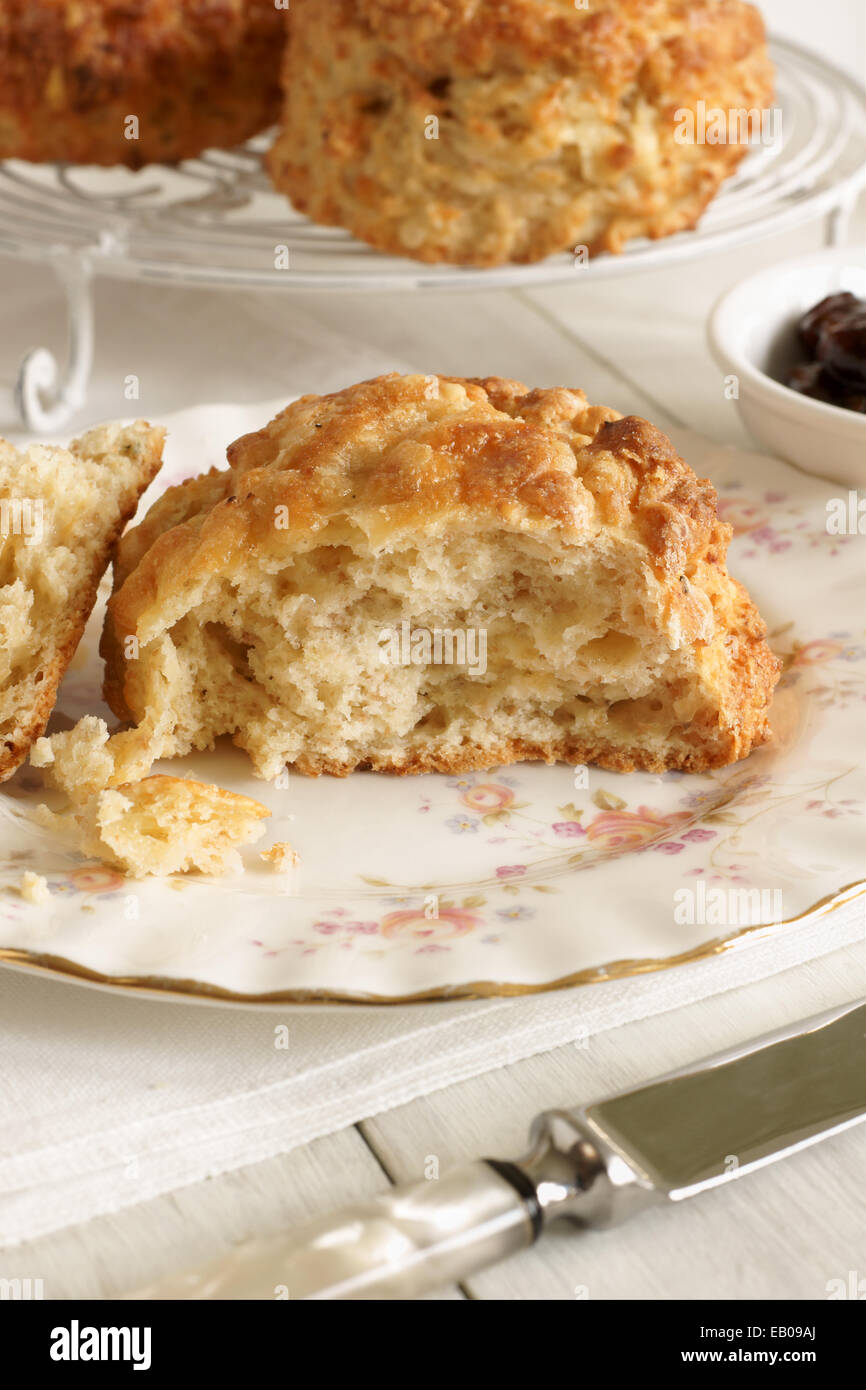 Scones au fromage Une savoureuse variété de plus doux traditionnel scone Banque D'Images