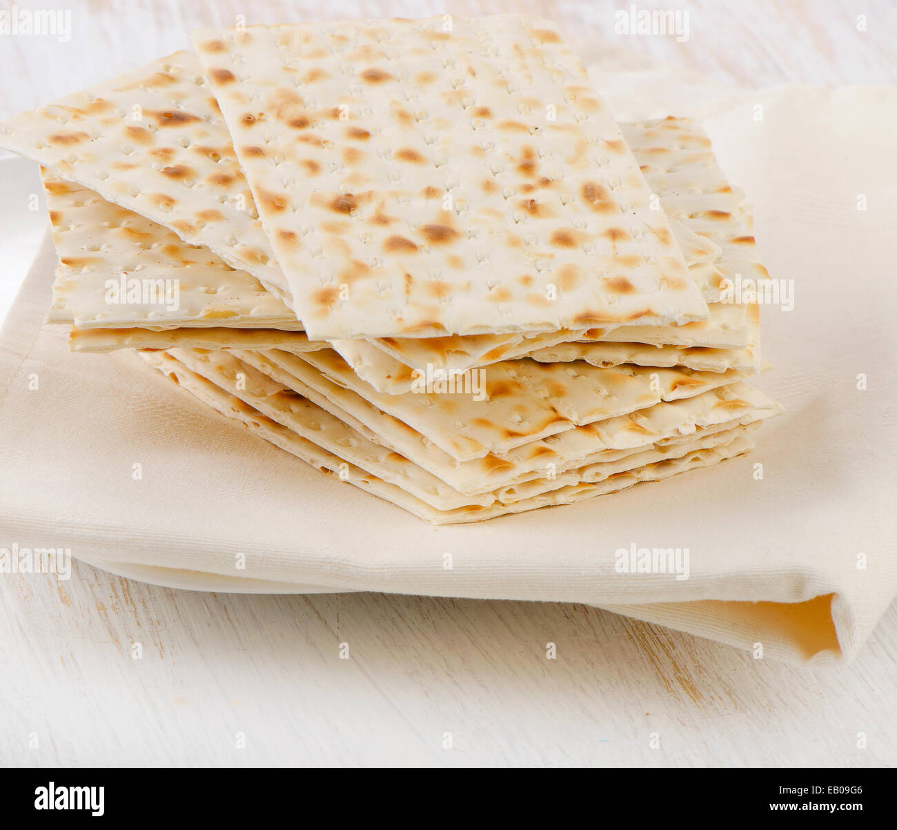 - Pâque juive matzoh pain sur une table en bois. Selective focus Banque D'Images