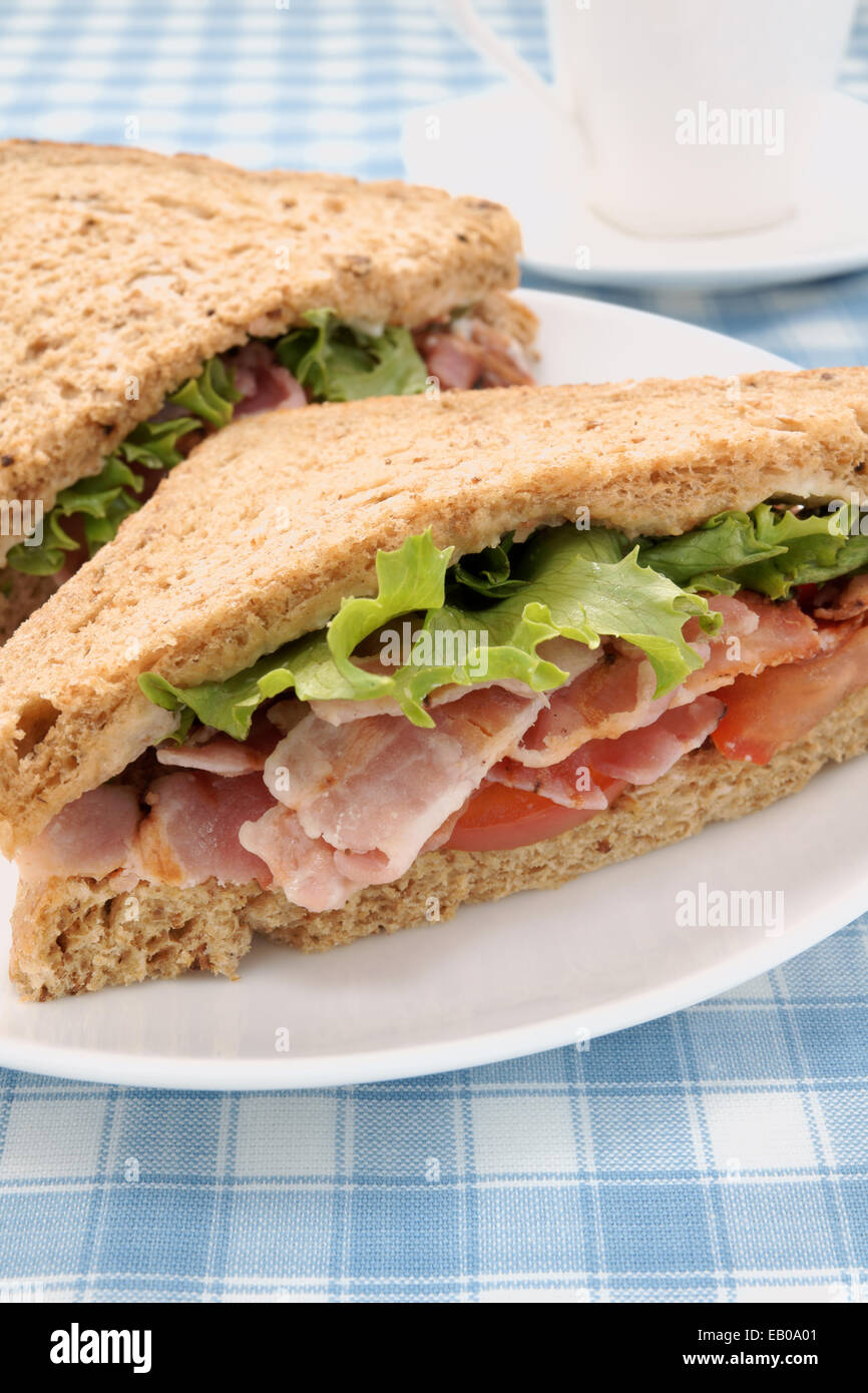 Bacon laitue et tomate Sandwich sur pain de grains entiers malté Banque D'Images