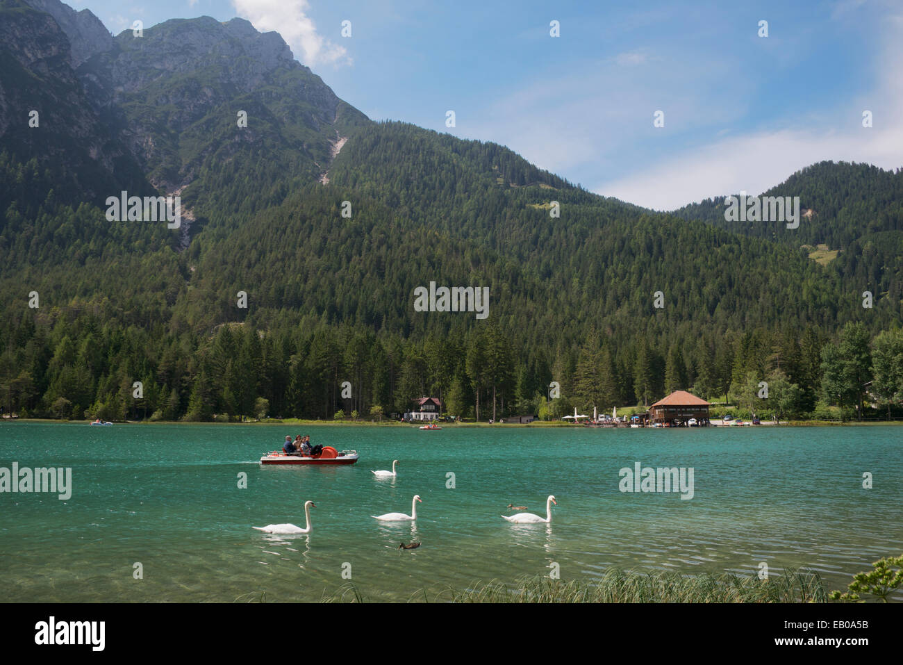 Les gens en bateau à aubes sur le lac Dobbiaco Toblacher Val Pusteria Tyrol du Sud, Italie Banque D'Images