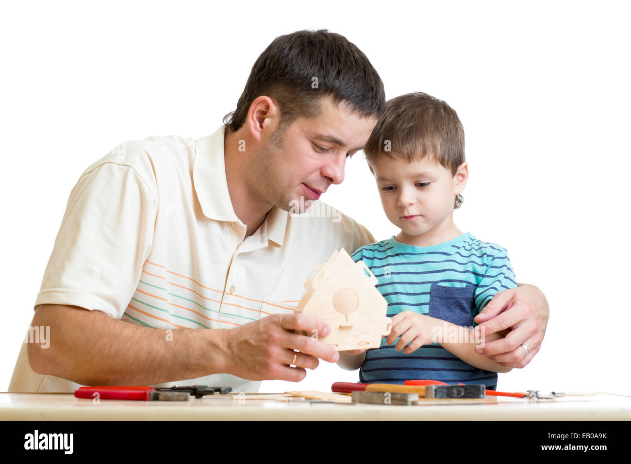 Père et fils kid enseigner à construire des fort Banque D'Images