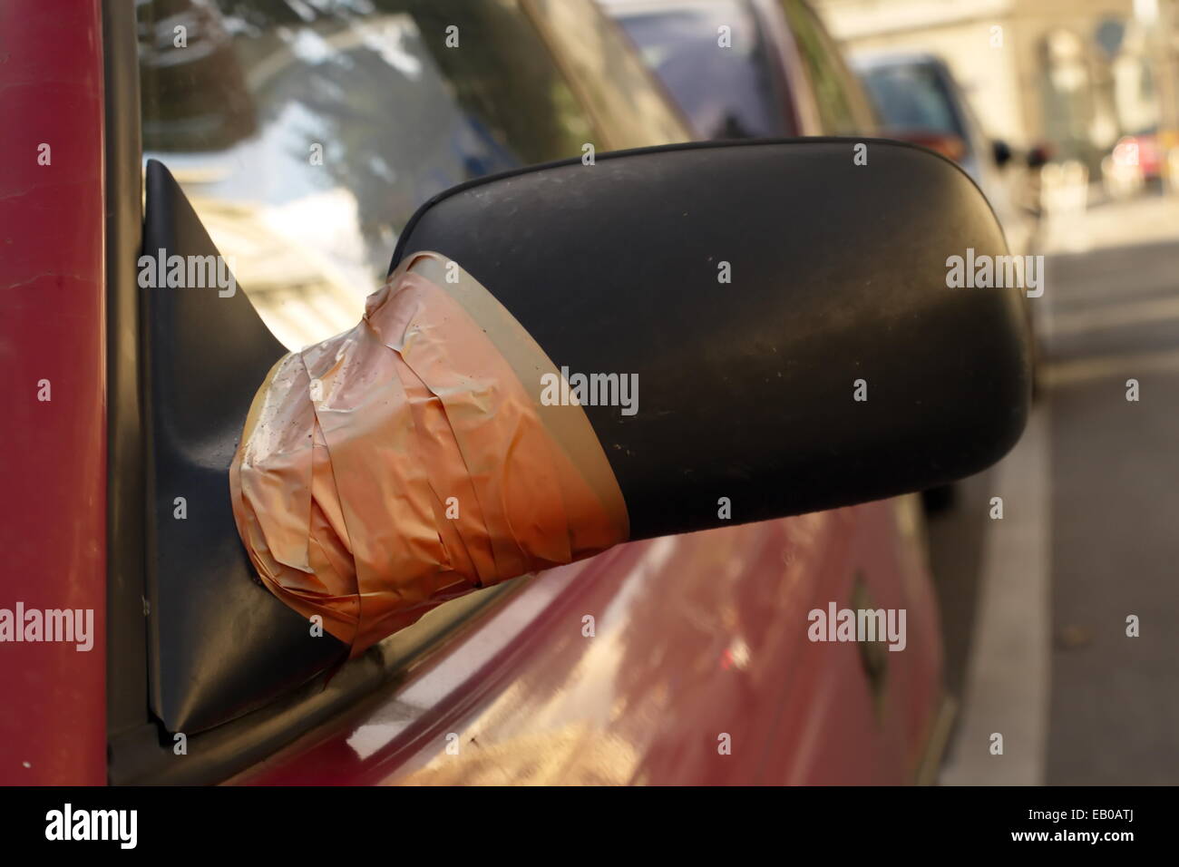 Close up de rétroviseur endommagé réparé avec du scotch Photo Stock - Alamy