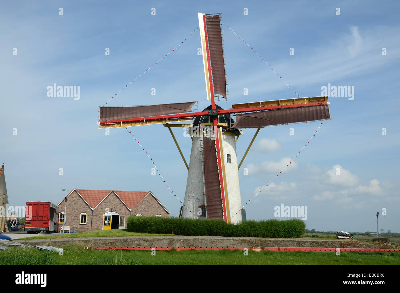 Moulin à vent hollandais décoré pour la fête du Roi dans la région de Zeeland Pays-bas Biggekerke Banque D'Images