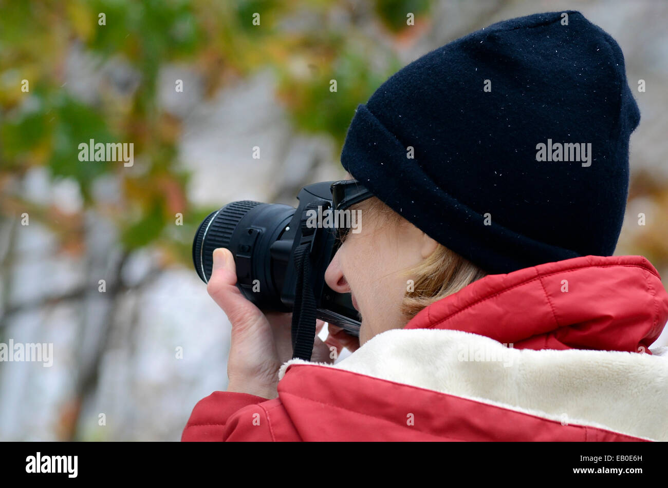 Une femme prise d'une photo en hiver, il y a un peu de neige sur son cap. Banque D'Images