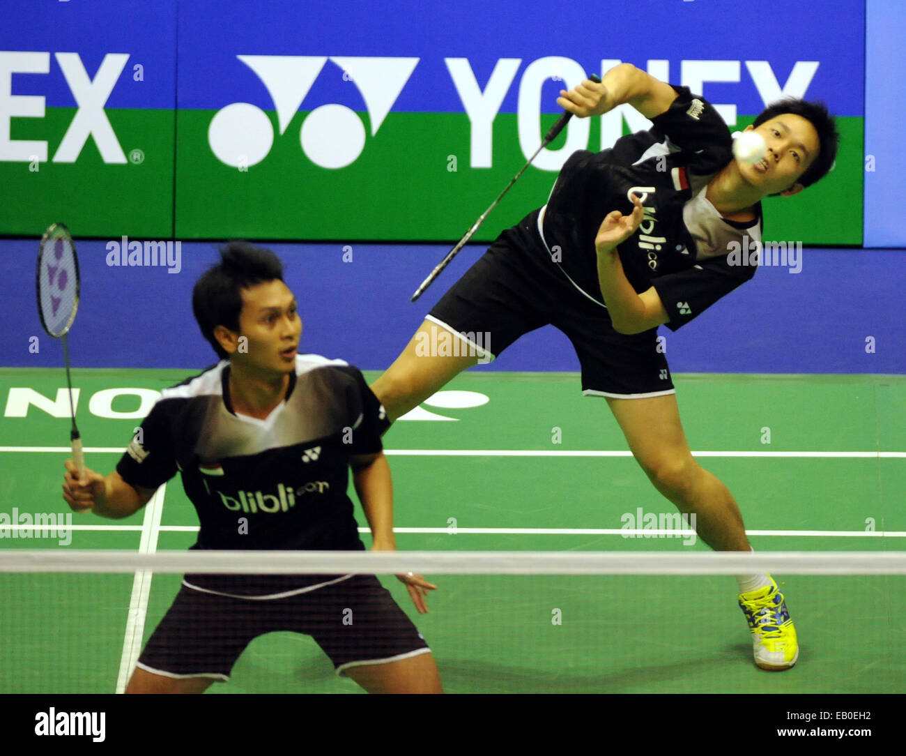 Hong Kong. 23 Nov, 2014. Hendra Setiawan(R) et Mohammad Ahsan de l'Indonésie retour la navette pendant leurs hommes double final du Yonex-Sunrise Hong Kong Open Badminton tournoi contre Liu Xiaolong et Qiu Zihan de Chine à Hong Kong Coliseum de Hong Kong, le 23 novembre 2014. Hendra Setiawan et Ahsan Mohammad réclamé le titre en battant Liu Xiaolong et Qiu Zihan avec 2-1 (21-16, 17-21, 21-15). © Lo Fai Ping/Xinhua/Alamy Live News Banque D'Images