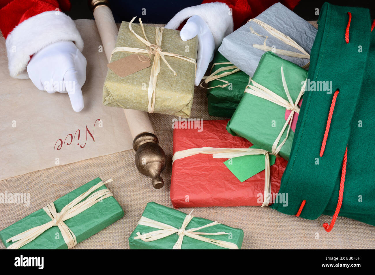 Contrôle de sa liste du Père Noël comme il emballe son sac pour la livraison la veille de Noël. Format horizontal libre montrant seulement Santa's Banque D'Images