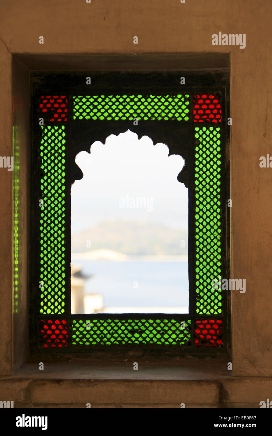 Fenêtre balcon arqué encadrées de couleur vert et rouge au verre City Palace, Udaipur, Rajasthan, Inde, Asie Banque D'Images