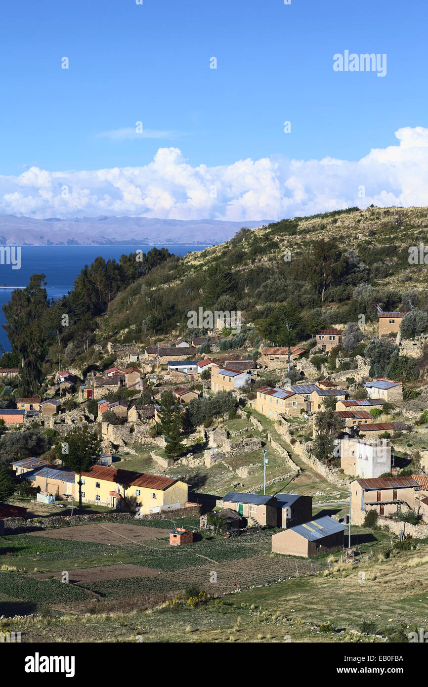 Le petit village aymara de Sampaya traditionnel sur la péninsule de Copacabana sur les rives du lac Titicaca en Bolivie Banque D'Images