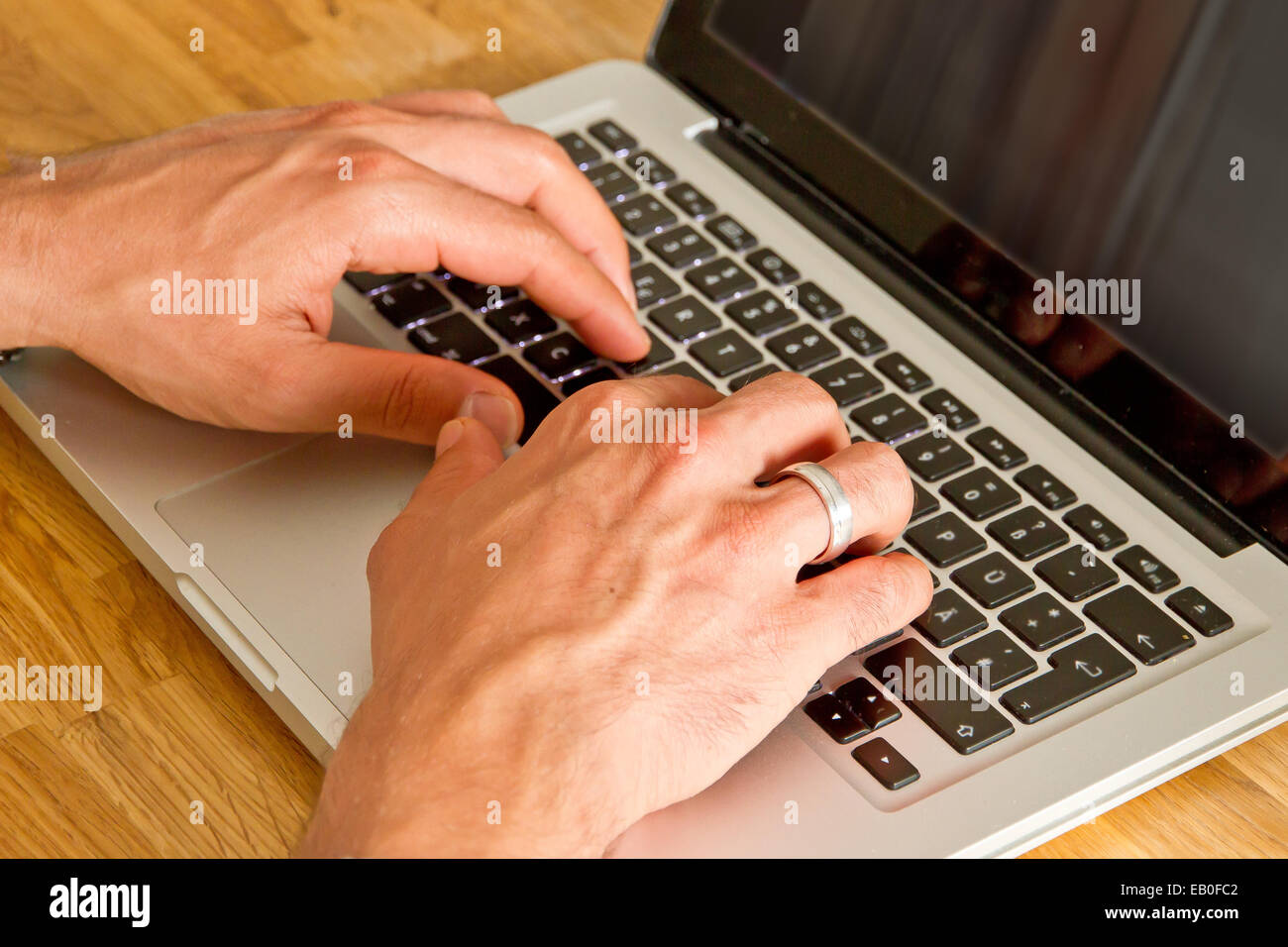 Close up hands le multitâche man connexion connexion Wi-Fi au réseau local Banque D'Images