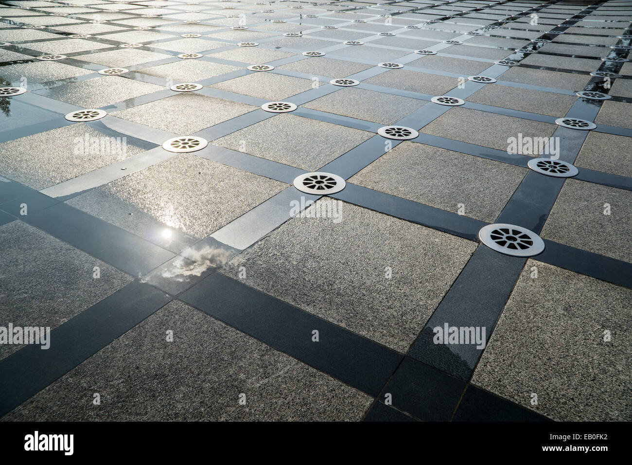 Motif carré de l'aire de fontaine avec éclairage Banque D'Images