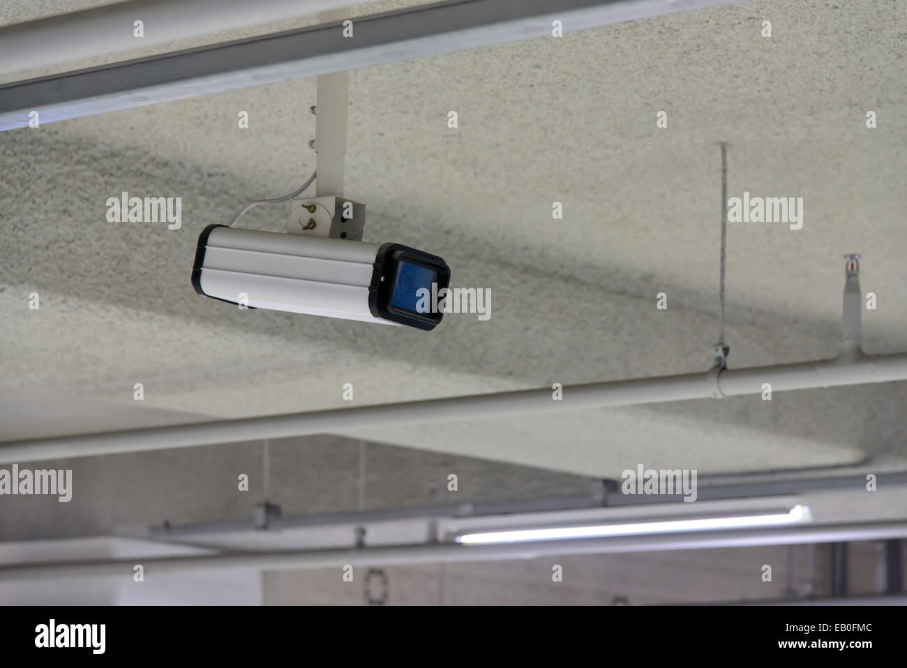 Caméra de surveillance sur le terrain de stationnement au plafond Banque D'Images