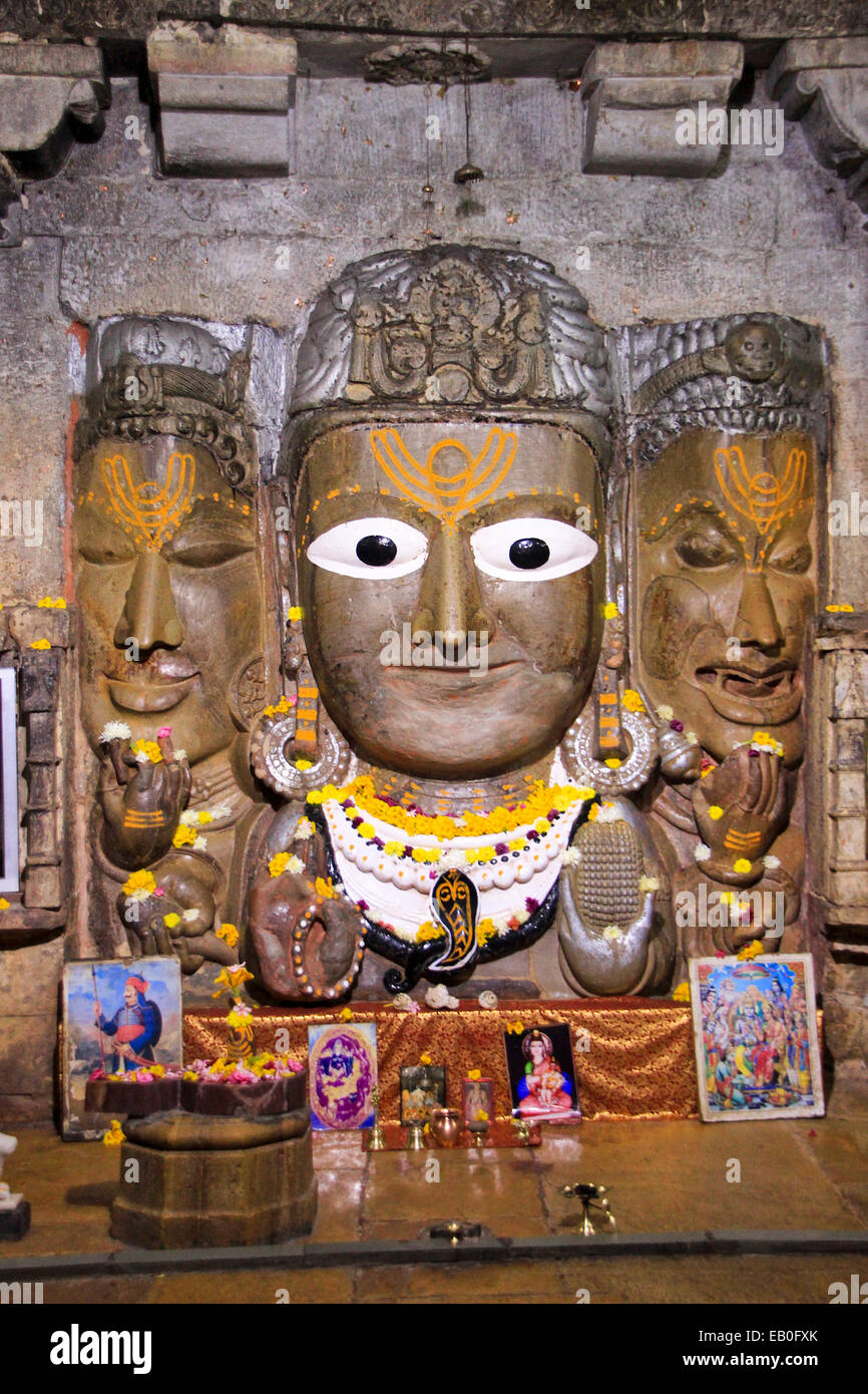 Trois visages de Seigneur Shiva symbolisant la vérité, de splendeur et de colère en Samidheswar Mahadev Temple situé au sud de la tour de la Victoire, C Banque D'Images