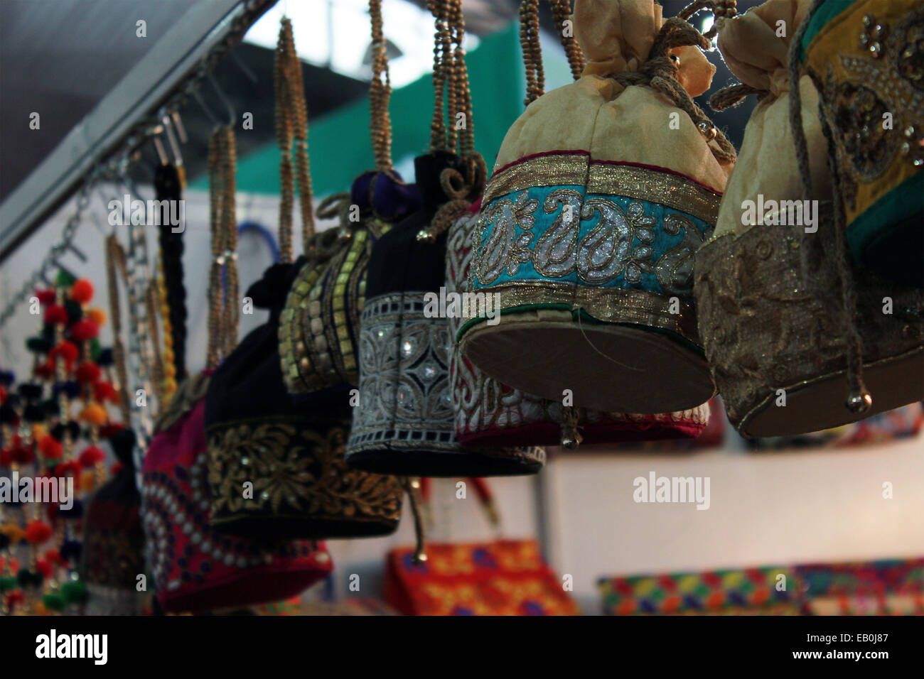 Sacs, circulaire, design, vêtements, plein de couleurs, en face de la boutique située à New Delhi, en Inde. Banque D'Images