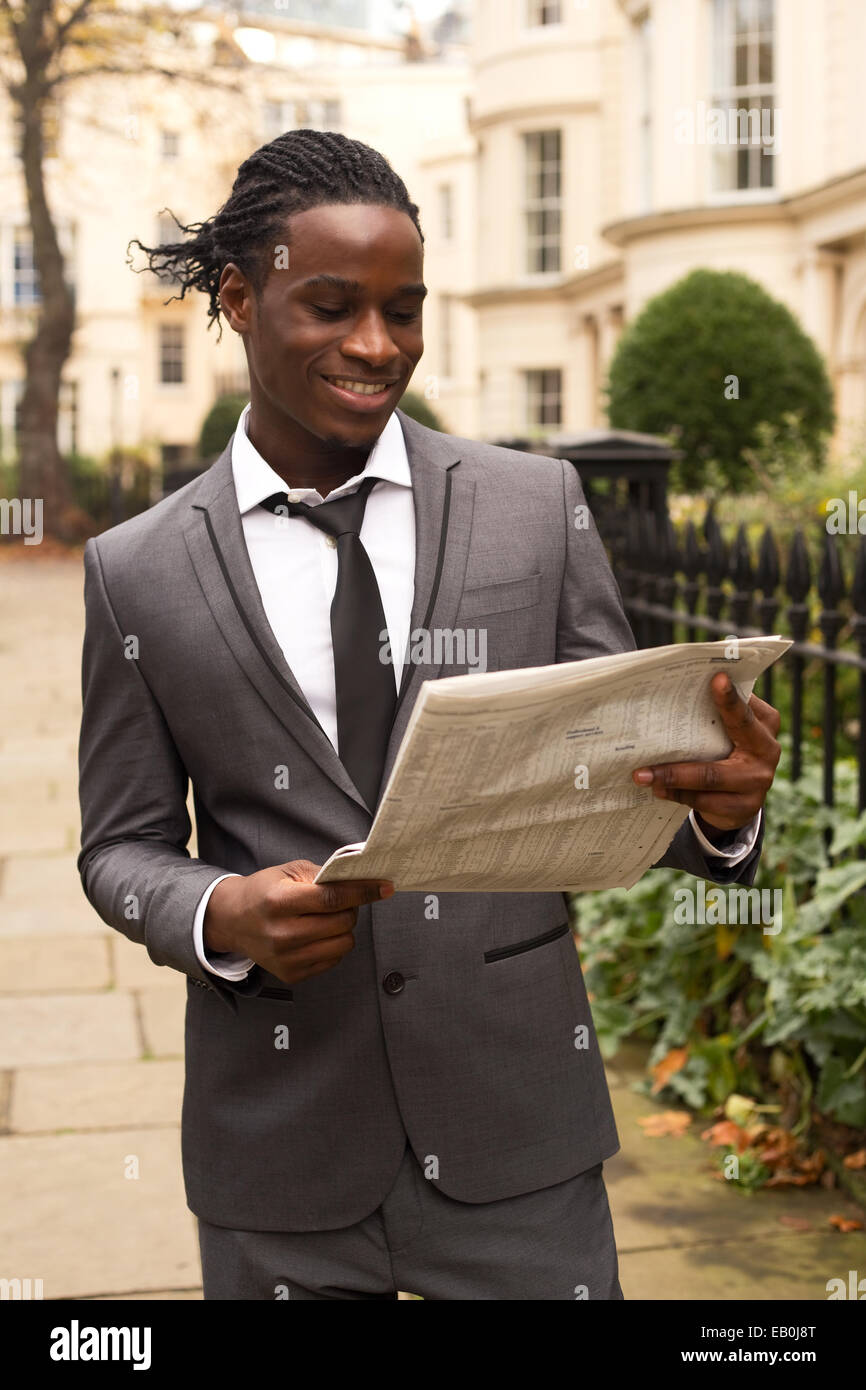 L'homme d'affaires à lire le journal Banque D'Images