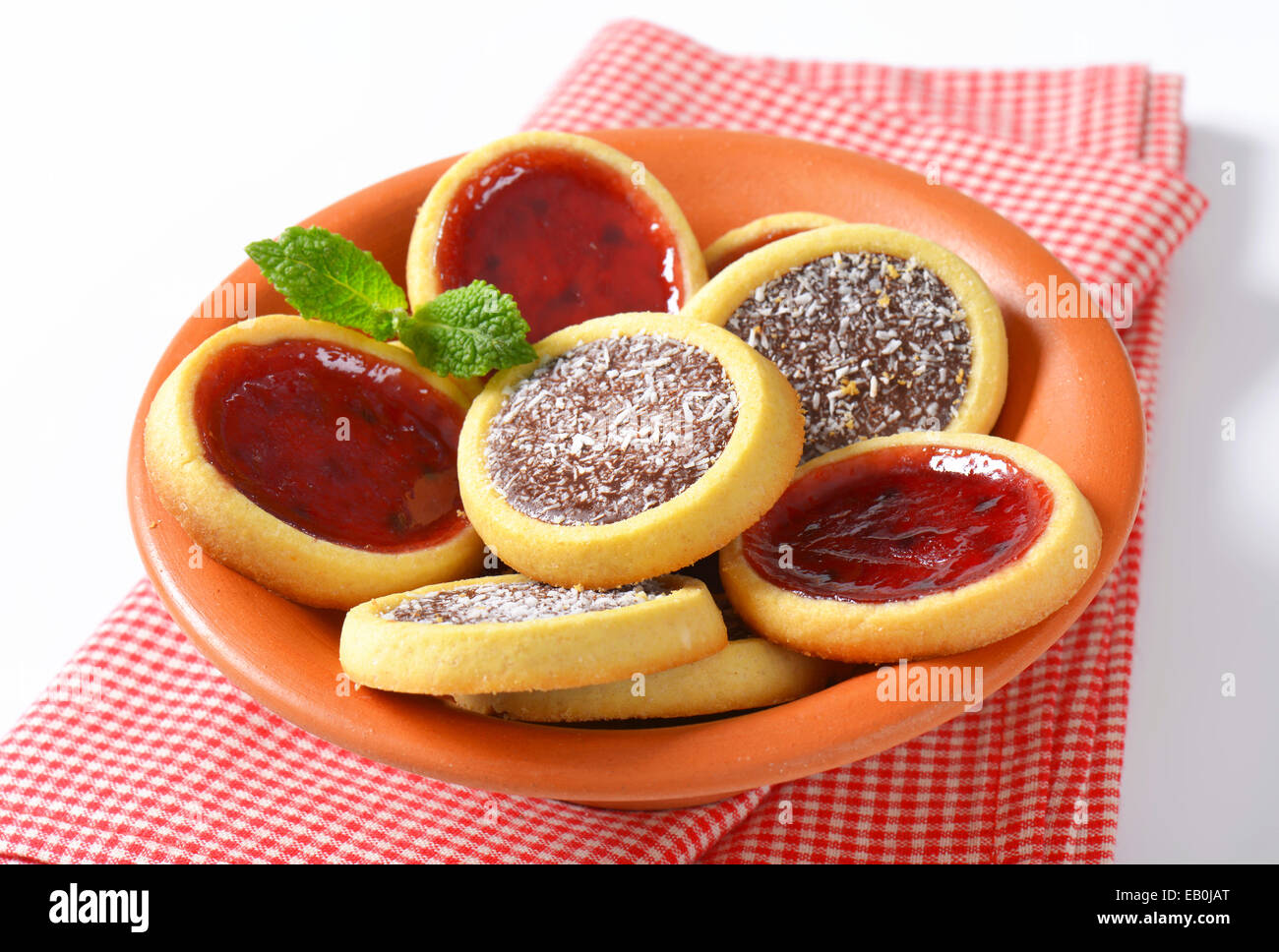 Mini tartelettes à la confiture et noix de coco chocolat dragées Banque D'Images