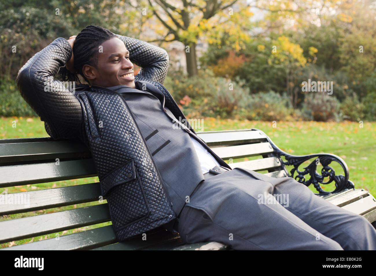 Man relaxing in the park Banque D'Images