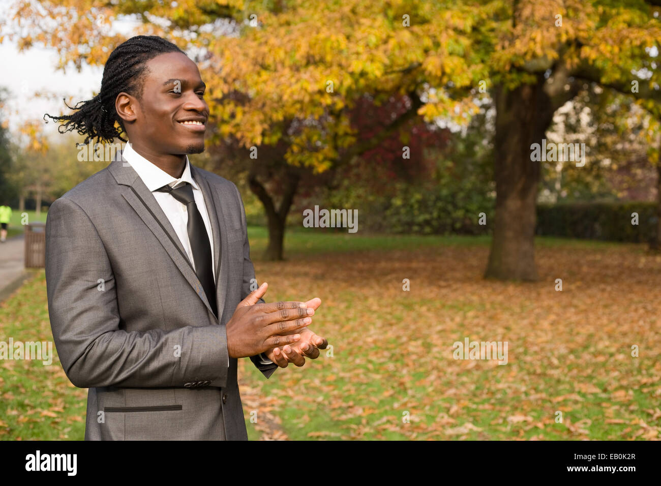 Business man clapping encourager ses coéquipiers à une activité de consolidation d'équipe Banque D'Images