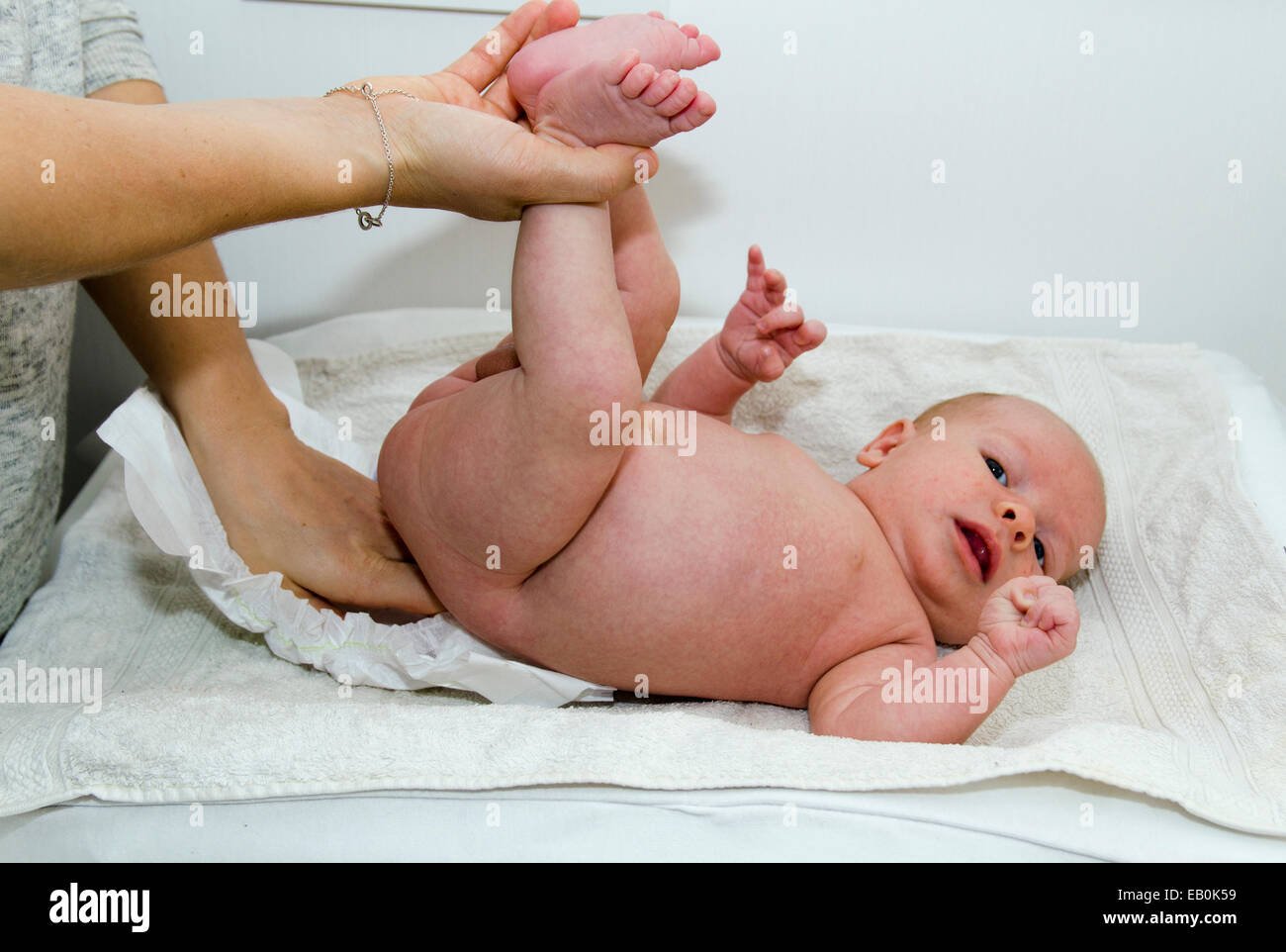 Un Petit Bebe Sur Bebe Dressing Table Leve Pour Changer De Serviette Photo Stock Alamy