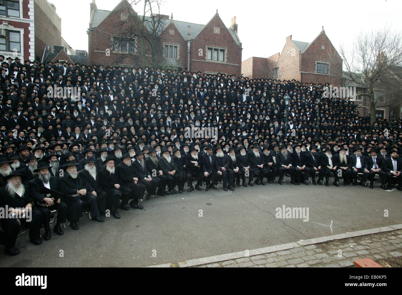 New York, USA. 23 Nov, 2014. Des milliers de phoques barbus du rabbin hassidique traditionnel habillé de grab hassidique alignés devant leur siège social au 770 Eastern Parkway à Brooklyn pour prendre leur photo annuel. Ces rabbins venus du monde entier à participer à cet événement. Credit : Bruce Cotler/Globe Photos/ZUMA/Alamy Fil Live News Banque D'Images
