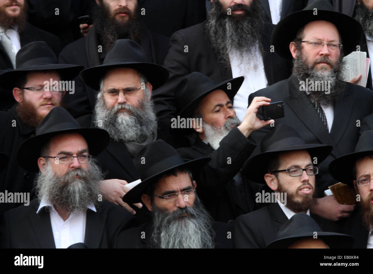 New York, USA. 23 Nov, 2014. Des milliers de phoques barbus du rabbin hassidique traditionnel habillé de grab hassidique alignés devant leur siège social au 770 Eastern Parkway à Brooklyn pour prendre leur photo annuel. Ces rabbins venus du monde entier à participer à cet événement. Credit : Bruce Cotler/Globe Photos/ZUMA/Alamy Fil Live News Banque D'Images