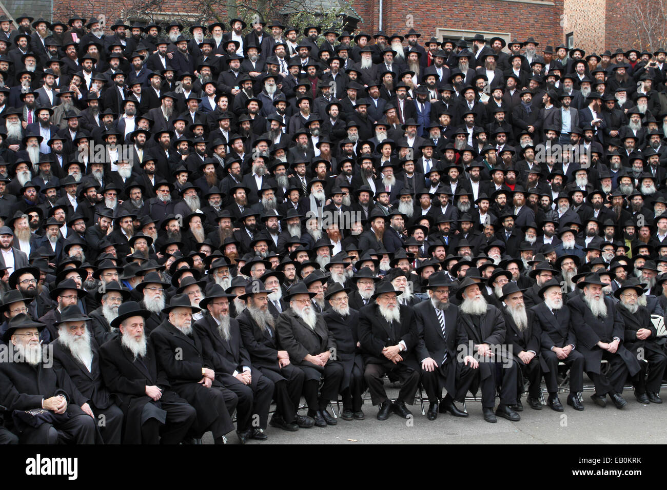 New York, USA. 23 Nov, 2014. Des milliers de phoques barbus du rabbin hassidique traditionnel habillé de grab hassidique alignés devant leur siège social au 770 Eastern Parkway à Brooklyn pour prendre leur photo annuel. Ces rabbins venus du monde entier à participer à cet événement. Credit : Bruce Cotler/Globe Photos/ZUMA/Alamy Fil Live News Banque D'Images
