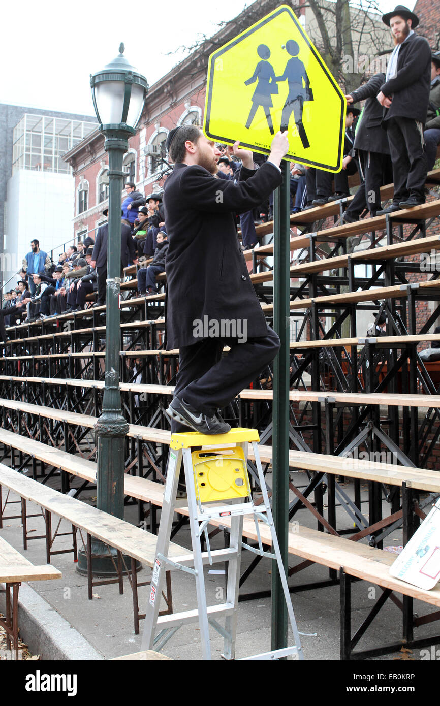 New York, USA. 23 Nov, 2014. Des milliers de phoques barbus du rabbin hassidique traditionnel habillé de grab hassidique alignés devant leur siège social au 770 Eastern Parkway à Brooklyn pour prendre leur photo annuel. Ces rabbins venus du monde entier à participer à cet événement. Credit : Bruce Cotler/Globe Photos/ZUMA/Alamy Fil Live News Banque D'Images