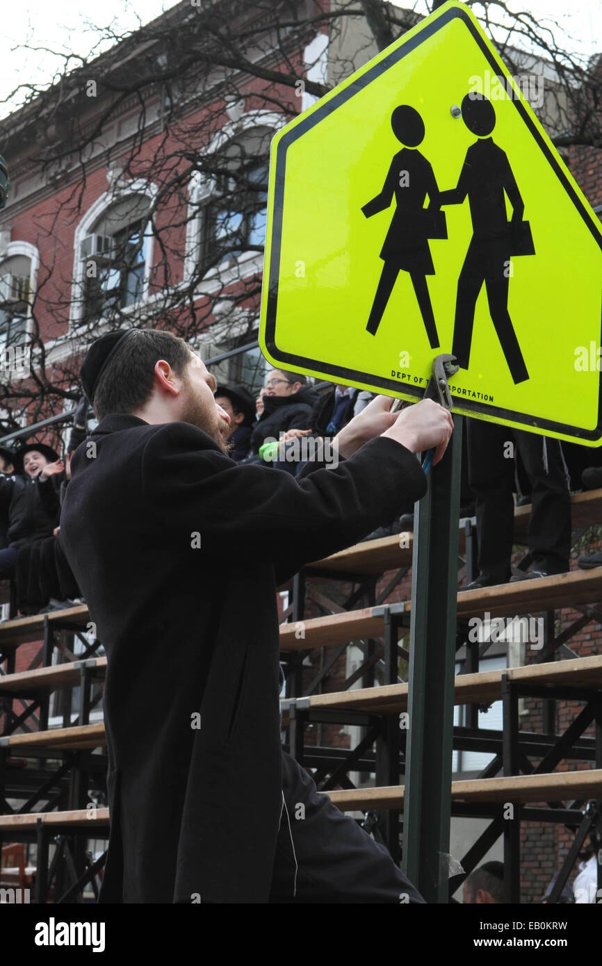New York, USA. 23 Nov, 2014. Des milliers de phoques barbus du rabbin hassidique traditionnel habillé de grab hassidique alignés devant leur siège social au 770 Eastern Parkway à Brooklyn pour prendre leur photo annuel. Ces rabbins venus du monde entier à participer à cet événement. Credit : Bruce Cotler/Globe Photos/ZUMA/Alamy Fil Live News Banque D'Images